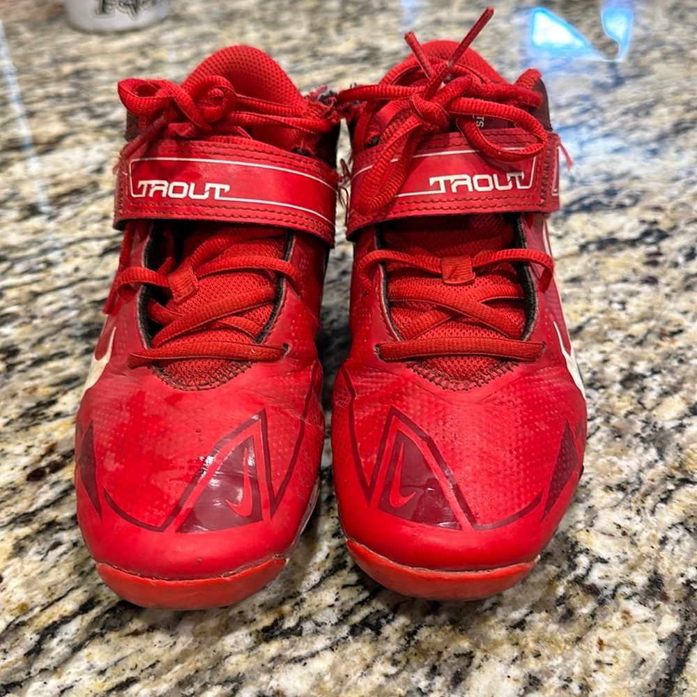 Kids, Nike trout baseball cleats, red size 4